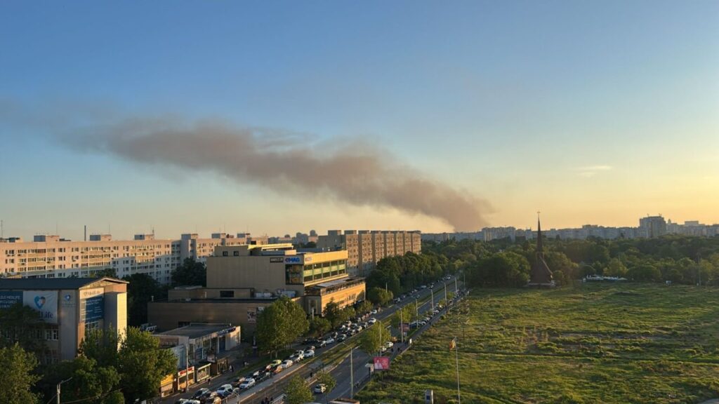 un-incendiu-puternic-a-izbucnit-in-bragadiru-la-un-depozit-urias-de-cauciucuri.-ce-transmite-mesajul-ro-alert