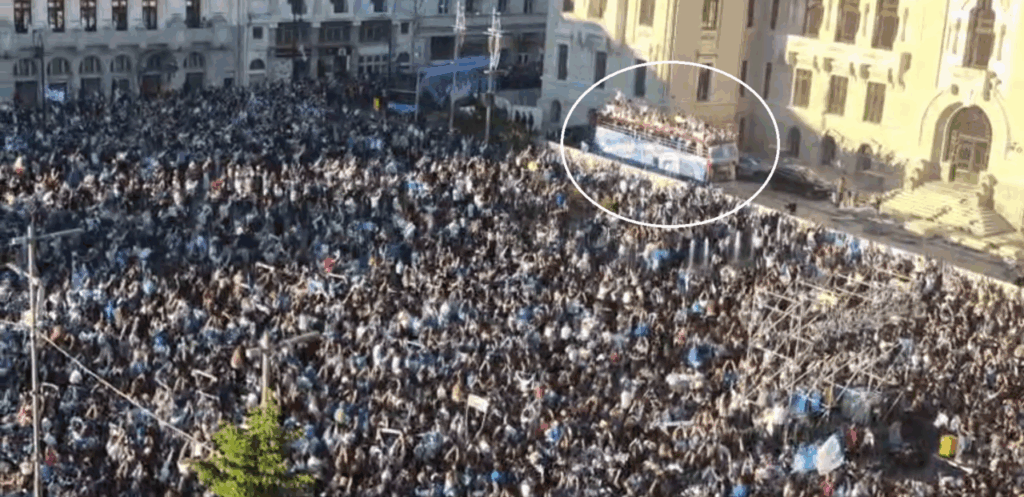 universitatea-craiova-si-a-prezentat-trofeele-in-fata-suporterilor.-jucatorii-au-ajuns-in-centrul-orasului-cu-un-autocar-descoperit