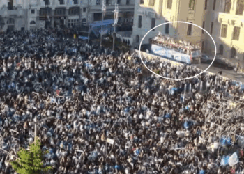 universitatea-craiova-si-a-prezentat-trofeele-in-fata-suporterilor.-jucatorii-au-ajuns-in-centrul-orasului-cu-un-autocar-descoperit