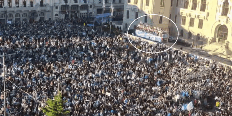 universitatea-craiova-si-a-prezentat-trofeele-in-fata-suporterilor.-jucatorii-au-ajuns-in-centrul-orasului-cu-un-autocar-descoperit