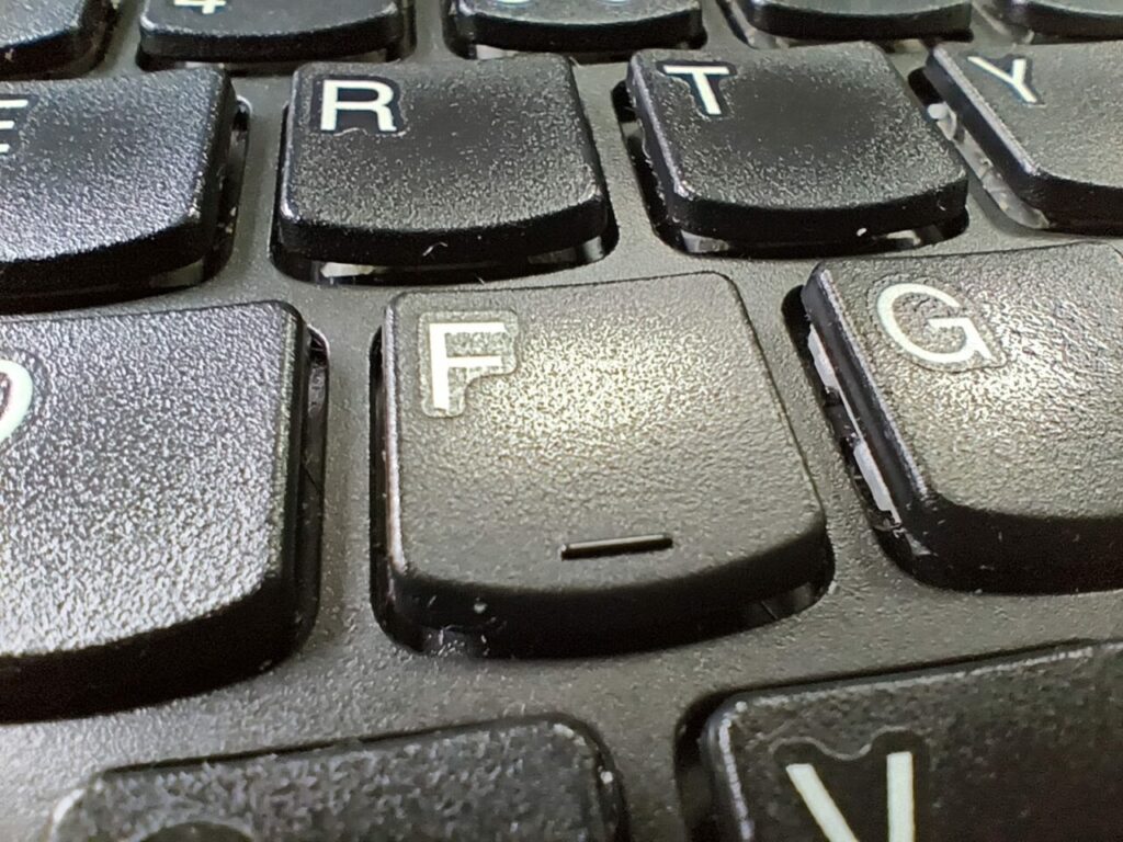care-este-rolul-liniei-mici-de-sub-literele-f-si-j-de-pe-tastatura?-putini-s-au-gandit-la-asta