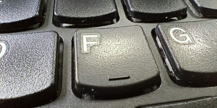 care-este-rolul-liniei-mici-de-sub-literele-f-si-j-de-pe-tastatura?-putini-s-au-gandit-la-asta
