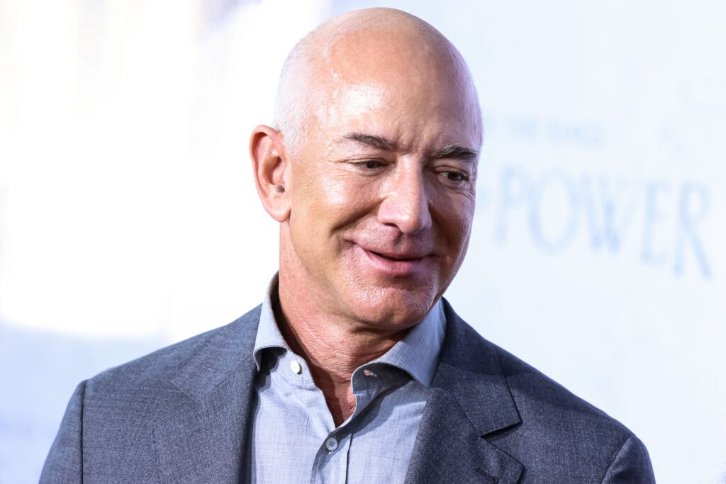 jeff-bezos-spune-ca-nu-are-niciun-sens-ca-oamenii-cu-salarii-mici-sa-plateasca-impozit-pe-venit-–-hotnews.ro