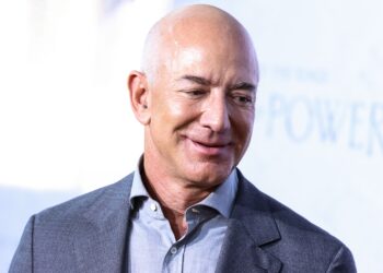 jeff-bezos-spune-ca-nu-are-niciun-sens-ca-oamenii-cu-salarii-mici-sa-plateasca-impozit-pe-venit-–-hotnews.ro