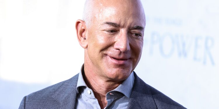 jeff-bezos-spune-ca-nu-are-niciun-sens-ca-oamenii-cu-salarii-mici-sa-plateasca-impozit-pe-venit-–-hotnews.ro