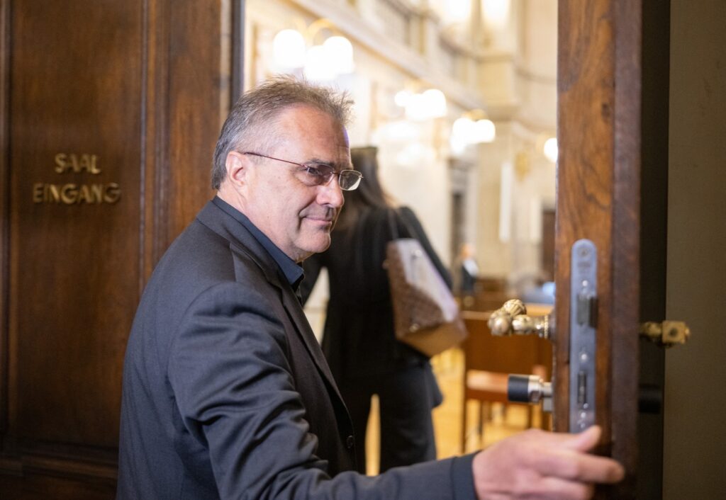 pedeapsa-primita-de-ofiterul-de-informatii-acuzat-ca-ajuta-rusia-sa-isi-vaneze-adversarii,-in-cel-mai-mare-scandal-de-spionaj-din-austria-din-ultimii-ani-–-hotnews.ro