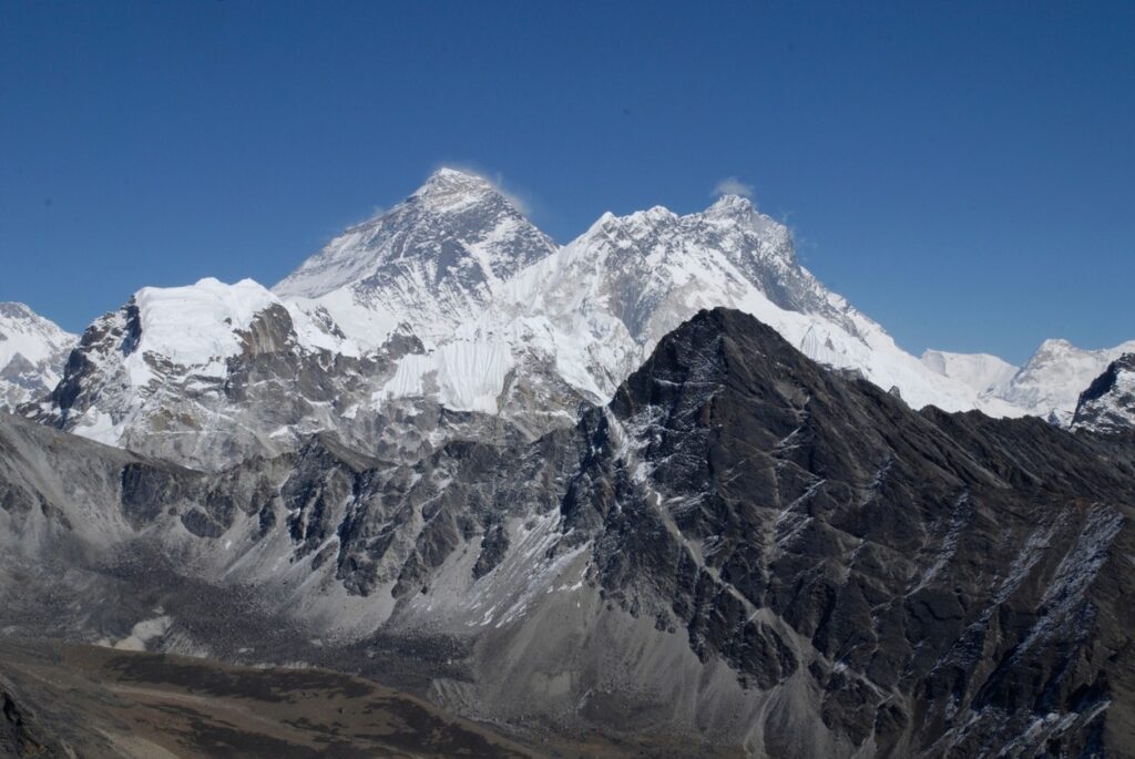 record:-varful-everest,-atins-de-274-de-alpinisti-intr-o-singura-zi
