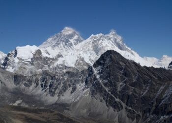 record:-varful-everest,-atins-de-274-de-alpinisti-intr-o-singura-zi
