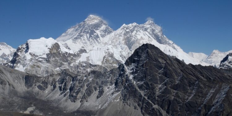 record:-varful-everest,-atins-de-274-de-alpinisti-intr-o-singura-zi