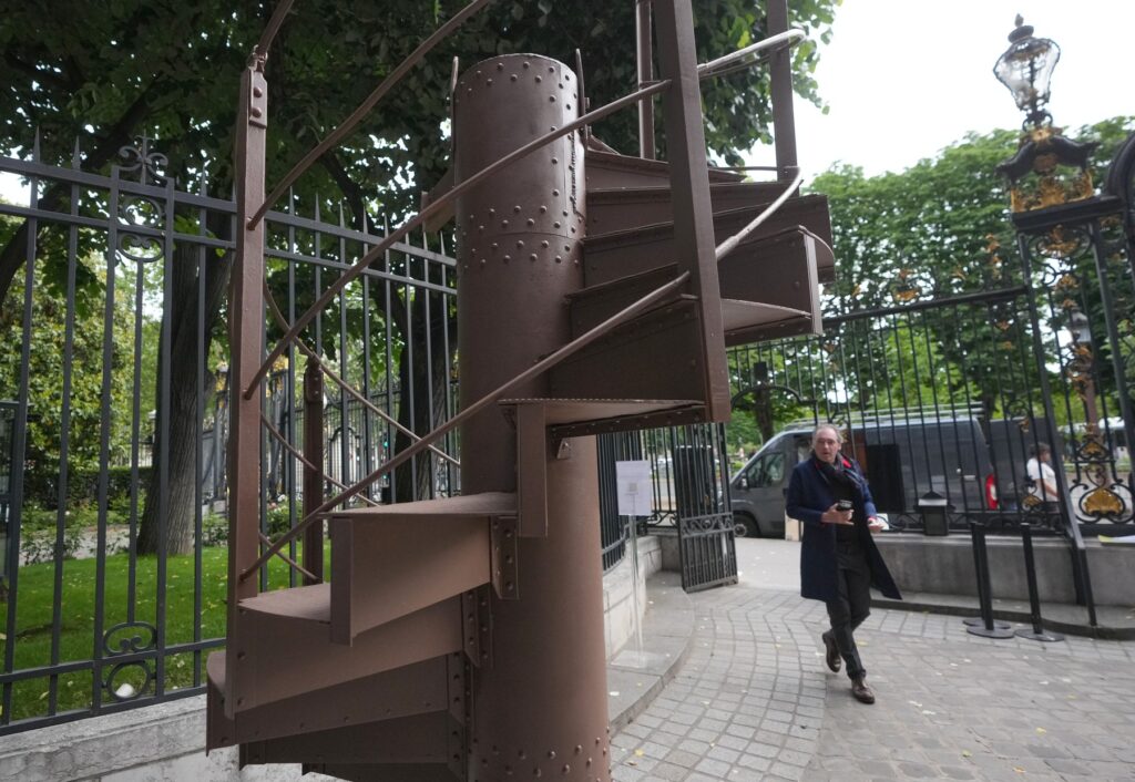 un-segment-din-scara-originala-a-turnului-eiffel,-vandut-pentru-o-suma-care-a-depasit-de-trei-ori-estimarea-initiala-–-hotnews.ro