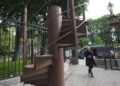 un-segment-din-scara-originala-a-turnului-eiffel,-vandut-pentru-o-suma-care-a-depasit-de-trei-ori-estimarea-initiala-–-hotnews.ro