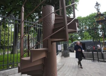 un-segment-din-scara-originala-a-turnului-eiffel,-vandut-pentru-o-suma-care-a-depasit-de-trei-ori-estimarea-initiala-–-hotnews.ro