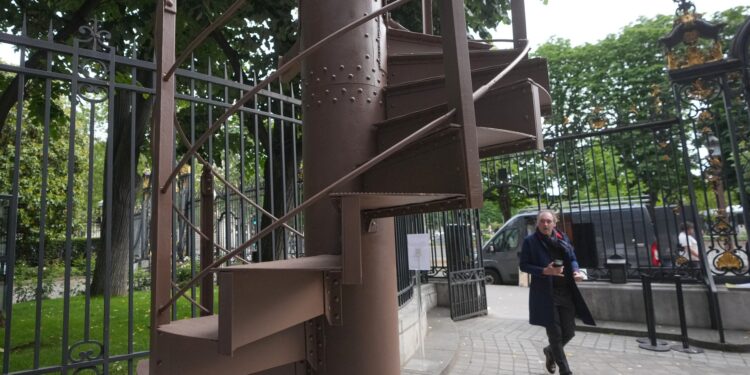 un-segment-din-scara-originala-a-turnului-eiffel,-vandut-pentru-o-suma-care-a-depasit-de-trei-ori-estimarea-initiala-–-hotnews.ro
