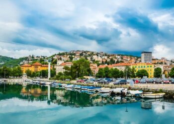 orasul-din-europa-in-care-poti-schia-dimineata-si-sa-faci-plaja-dupa-amiaza:-un-refugiu-perfect-de-vara