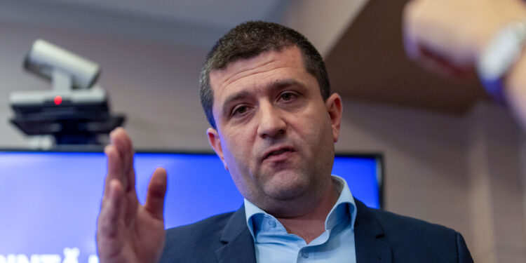 ministrul-apararii,-atac-dur-la-directorul-romarm:-a-fost-selectat-pe-ochi-frumosi-–-hotnews.ro