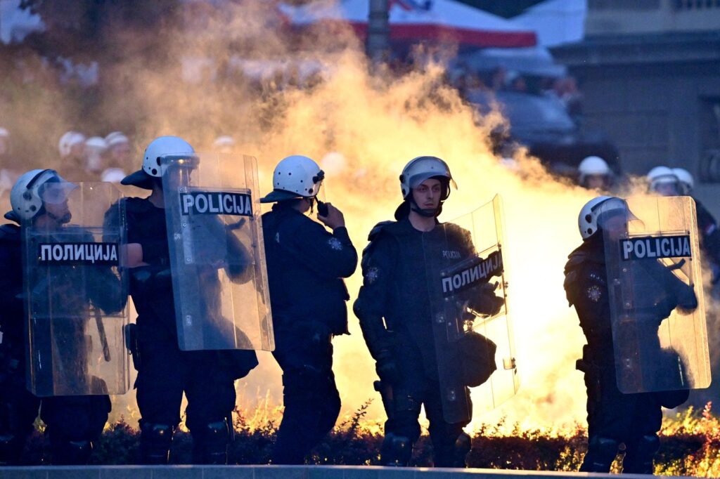foto-violente-intre-politie-si-protestatarii-anti-prezidentiale-in-serbia-zecii-de-mii-de-oameni-au-manifestat-pe-strazile-belgradului-–-hotnews.ro