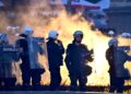 foto-violente-intre-politie-si-protestatarii-anti-prezidentiale-in-serbia-zecii-de-mii-de-oameni-au-manifestat-pe-strazile-belgradului-–-hotnews.ro