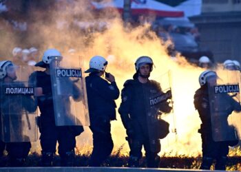foto-violente-intre-politie-si-protestatarii-anti-prezidentiale-in-serbia-zecii-de-mii-de-oameni-au-manifestat-pe-strazile-belgradului-–-hotnews.ro