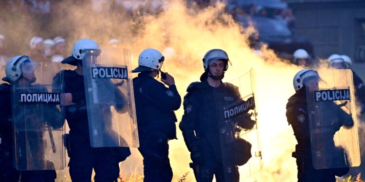 foto-violente-intre-politie-si-protestatarii-anti-prezidentiale-in-serbia-zecii-de-mii-de-oameni-au-manifestat-pe-strazile-belgradului-–-hotnews.ro