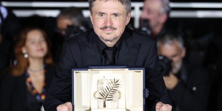 triumf-romanesc-la-cannes:-cristian-mungiu-a-castigat-din-nou-palme-d’or,-cu-filmul-fjord,-dupa-19-ani-de-la-4-luni,-3-saptamani-si-2-zile-–-hotnews.ro