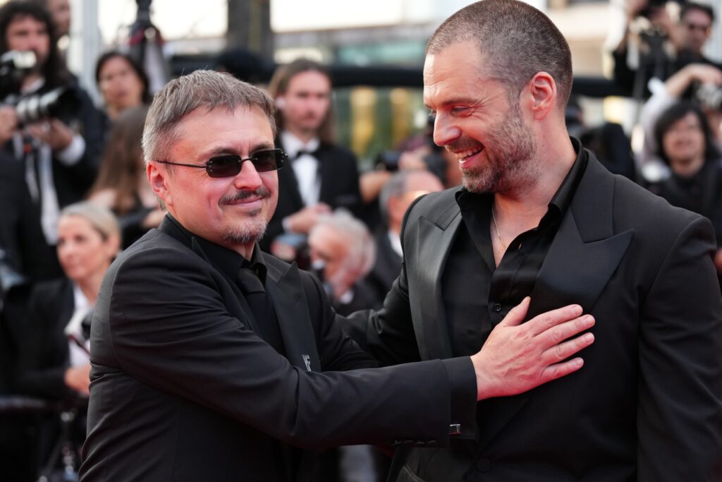 cannes-2026:-cristian-mungiu-explica-de-ce-l-a-ras-pe-cap-pe-sebastian-stan-pentru-rolul-dramatic-din-fjord,-castigator-palme-dor-arata-prea-mult-ca-o-vedeta-de-la-hollywood-–-hotnews.ro