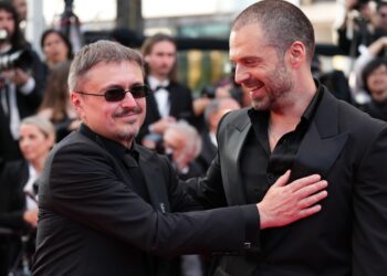 cannes-2026:-cristian-mungiu-explica-de-ce-l-a-ras-pe-cap-pe-sebastian-stan-pentru-rolul-dramatic-din-fjord,-castigator-palme-dor-arata-prea-mult-ca-o-vedeta-de-la-hollywood-–-hotnews.ro