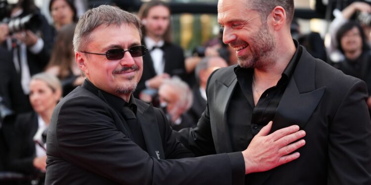 cannes-2026:-cristian-mungiu-explica-de-ce-l-a-ras-pe-cap-pe-sebastian-stan-pentru-rolul-dramatic-din-fjord,-castigator-palme-dor-arata-prea-mult-ca-o-vedeta-de-la-hollywood-–-hotnews.ro