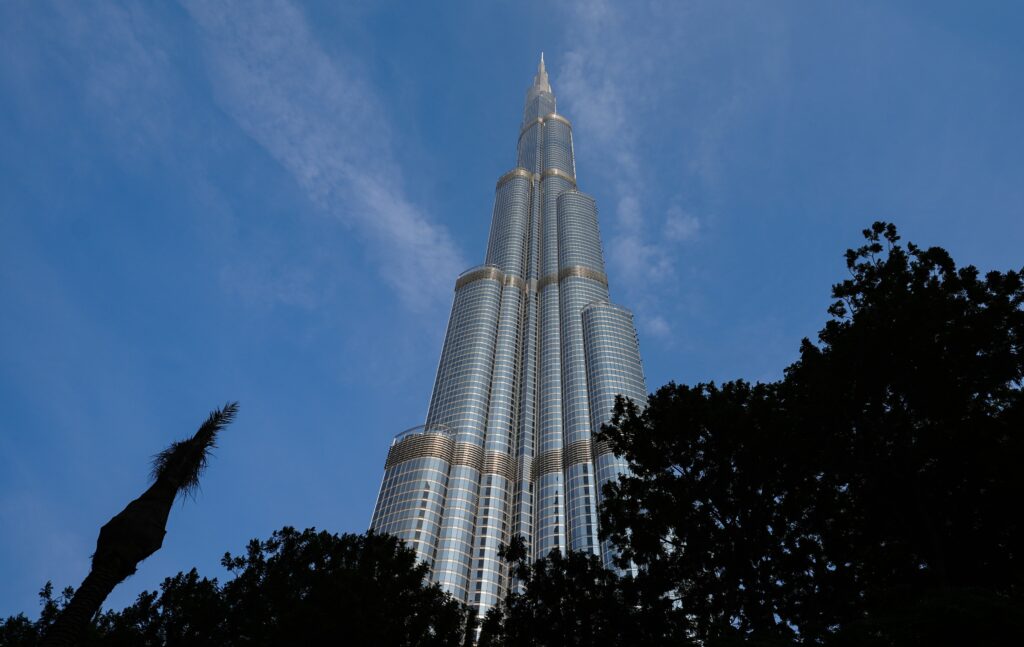 burj-khalifa-risca-curand-sa-si-pierda-titlul-de-cea-mai-inalta-cladire-din-lume-–-hotnews.ro