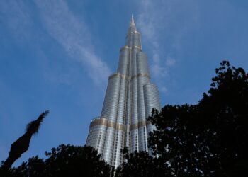 burj-khalifa-risca-curand-sa-si-pierda-titlul-de-cea-mai-inalta-cladire-din-lume-–-hotnews.ro