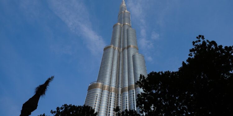 burj-khalifa-risca-curand-sa-si-pierda-titlul-de-cea-mai-inalta-cladire-din-lume-–-hotnews.ro