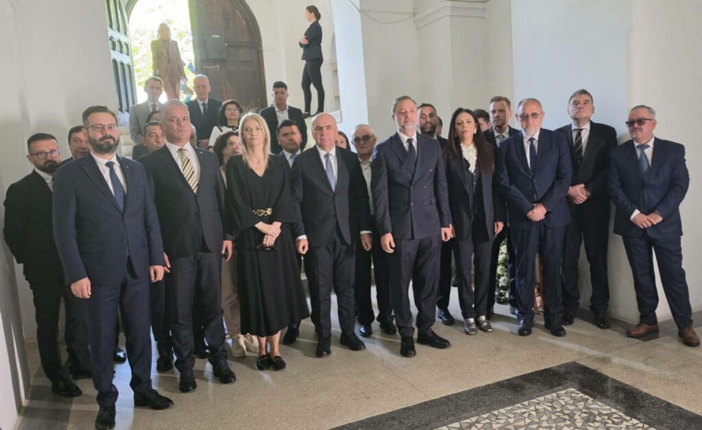 bolojan-a-povestit-cum-fost-abordat,-la-biserica,-cu-o-replica-veche-de-aproape-200-de-ani