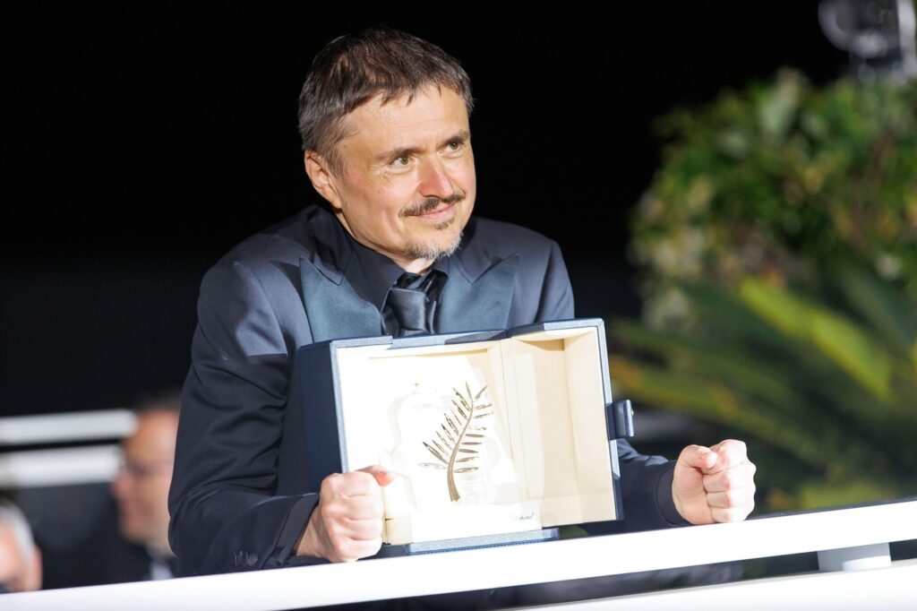 cristian-mungiu,-la-intoarcerea-in-tara:-avem-niste-sanse-la-oscar-ce-reproseaza-statului-roman-–-hotnews.ro