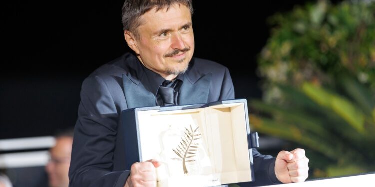 cristian-mungiu,-la-intoarcerea-in-tara:-avem-niste-sanse-la-oscar-ce-reproseaza-statului-roman-–-hotnews.ro