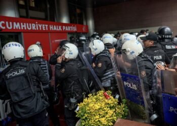 video-liderii-opozitiei-din-turcia,-alungati-din-propriul-sediu-de-partid-interventie-in-forta-a-politiei-–-hotnews.ro