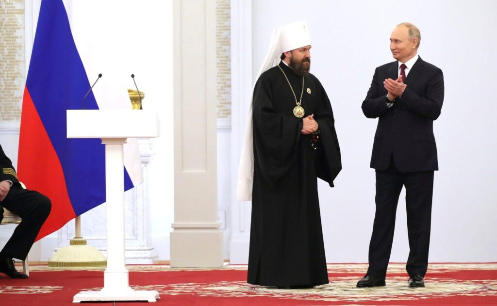 mitropolit-rus-decorat-de-putin,-retinut-in-cehia-dupa-ce-au-fost-gasite-recipiente-cu-o-substanta-alba-in-masina-sa-–-hotnews.ro