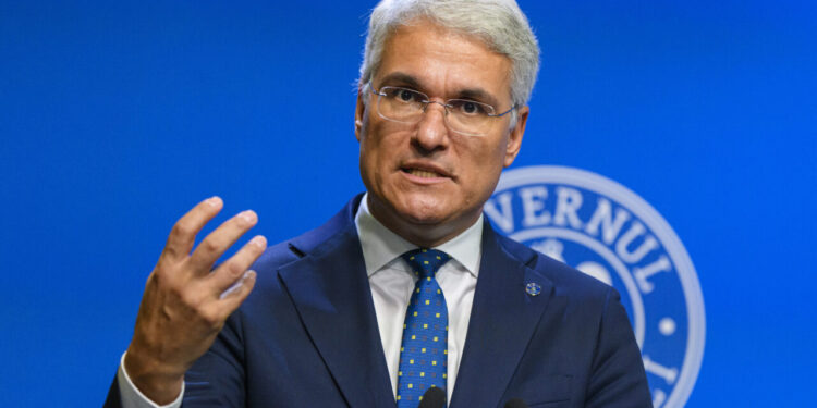 ministrul-interimar-al-muncii,-dragos-pislaru,-a-prezentat-proiectul-de-lege-al-salarizarii-unitare-documentul-a-fost-agreat-saptamana-trecuta-de-cele-trei-formatiuni-politice-care-s-au-aflat-la-guvernare,-psd-pnl-usr.-acordul-a-fost-patronat-de-presedin