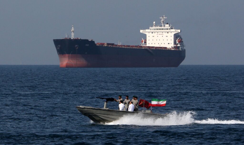 in-cat-timp-va-putea-fi-redeschisa-stramtoarea-ormuz-cele-mai-noi-detalii-din-acordul-negociat-intens-de-sua-si-iran-–-hotnews.ro