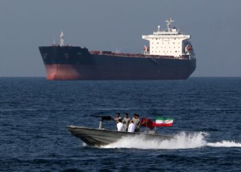in-cat-timp-va-putea-fi-redeschisa-stramtoarea-ormuz-cele-mai-noi-detalii-din-acordul-negociat-intens-de-sua-si-iran-–-hotnews.ro