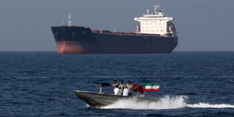 in-cat-timp-va-putea-fi-redeschisa-stramtoarea-ormuz-cele-mai-noi-detalii-din-acordul-negociat-intens-de-sua-si-iran-–-hotnews.ro