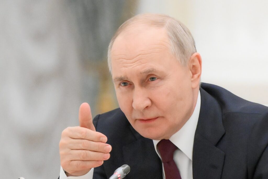 putin-a-promulgat-legea-privind-folosirea-fortei-militare-in-strainatate-pentru-protectia-cetatenilor-rusi-cazul-invocat-de-moscova-–-hotnews.ro