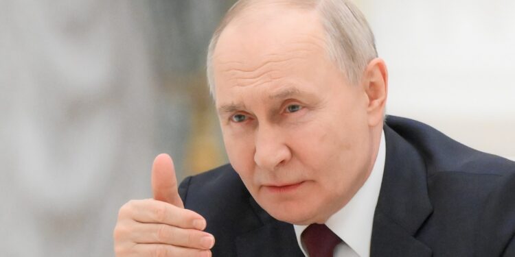 putin-a-promulgat-legea-privind-folosirea-fortei-militare-in-strainatate-pentru-protectia-cetatenilor-rusi-cazul-invocat-de-moscova-–-hotnews.ro