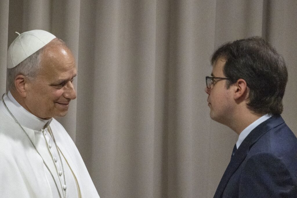 miliardarul-din-spatele-anthropic-se-alatura-papei-leon-si-avertizeaza-ca-pierderea-locurilor-de-munca-din-cauza-ai-va-face-necesar-un-imperativ-moral-de-proportii-istorice-–-hotnews.ro