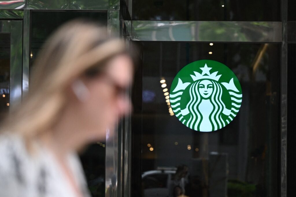 magnatul-care-conduce-starbucks-in-coreea-de-sud-si-a-cerut-scuze,-dupa-un-val-de-furie-clientii-boicoteaza-lantul-si-incendiaza-logoul-cafenelelor-–-hotnews.ro