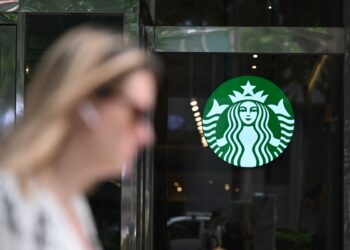 magnatul-care-conduce-starbucks-in-coreea-de-sud-si-a-cerut-scuze,-dupa-un-val-de-furie-clientii-boicoteaza-lantul-si-incendiaza-logoul-cafenelelor-–-hotnews.ro