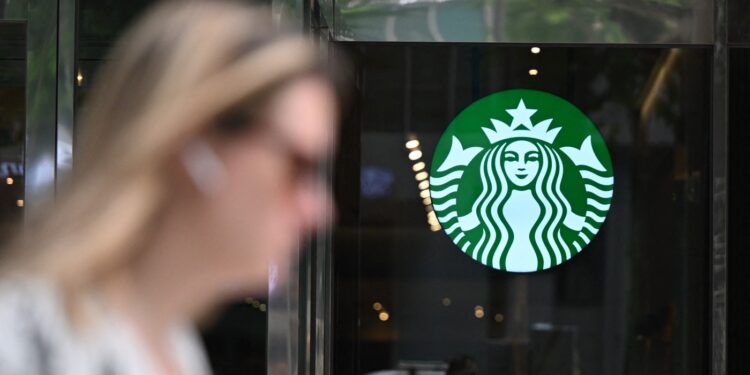 magnatul-care-conduce-starbucks-in-coreea-de-sud-si-a-cerut-scuze,-dupa-un-val-de-furie-clientii-boicoteaza-lantul-si-incendiaza-logoul-cafenelelor-–-hotnews.ro