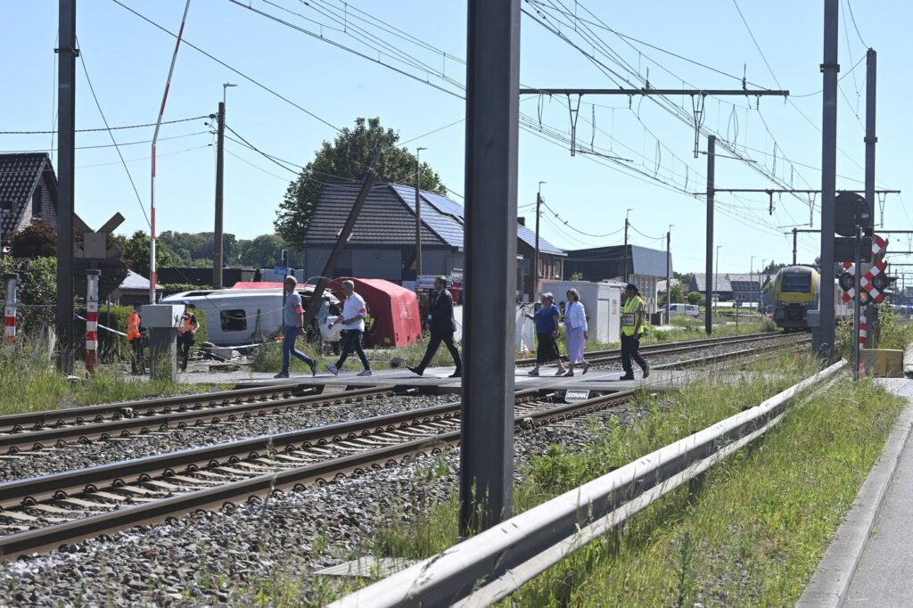 microbuz-scolar,-lovit-in-plin-de-un-tren,-in-belgia-cel-putin-patru-persoane-au-murit-–-hotnews.ro