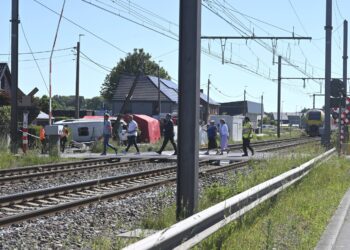 microbuz-scolar,-lovit-in-plin-de-un-tren,-in-belgia-cel-putin-patru-persoane-au-murit-–-hotnews.ro