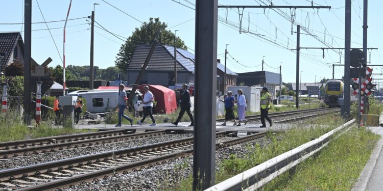 microbuz-scolar,-lovit-in-plin-de-un-tren,-in-belgia-cel-putin-patru-persoane-au-murit-–-hotnews.ro