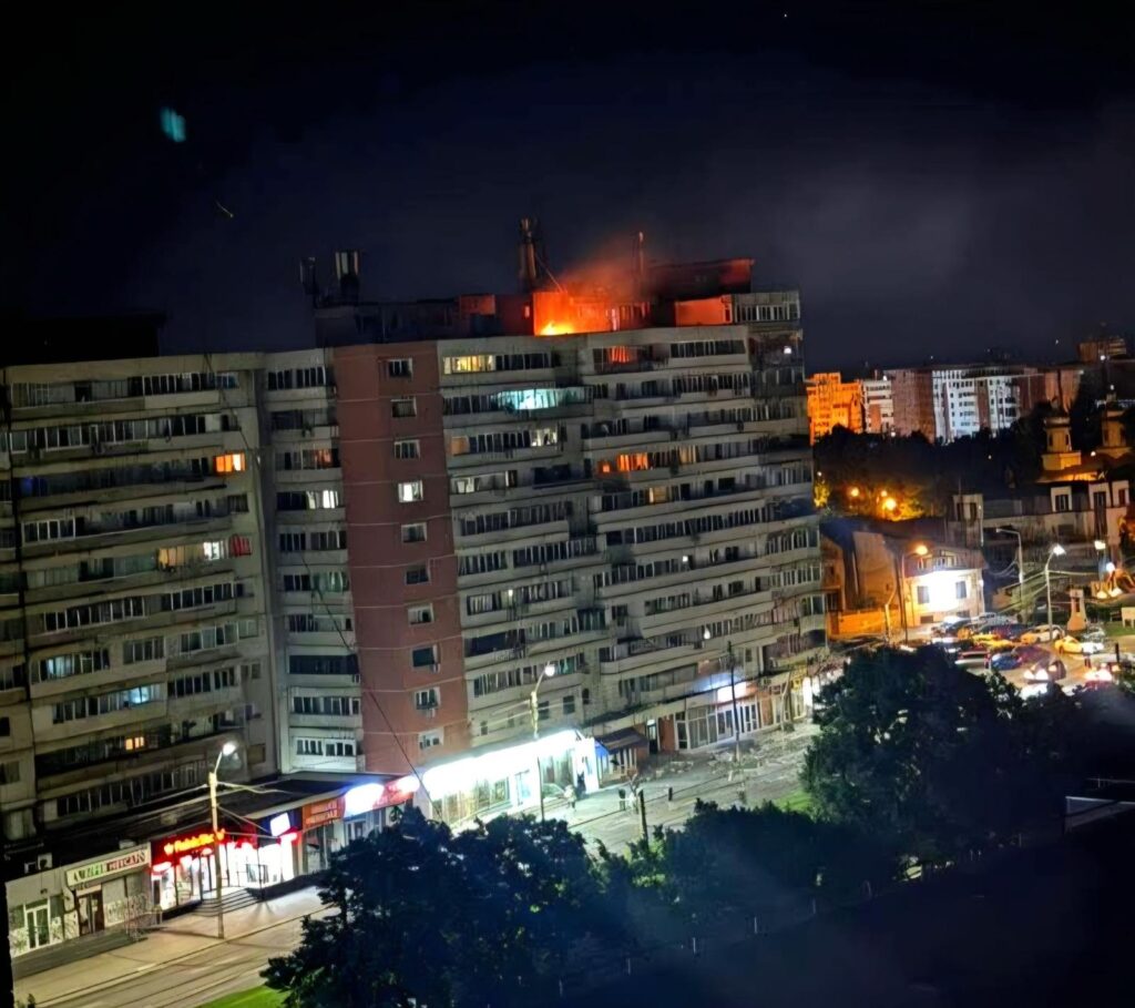 video-drona-prabusita-pe-un-bloc-din-galati,-urmata-de-o-explozie-si-de-un-incendiu-doi-oameni,-raniti-usor-/-intervine-inclusiv-sri-–-hotnews.ro