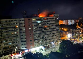 video-drona-prabusita-pe-un-bloc-din-galati,-urmata-de-o-explozie-si-de-un-incendiu-doi-oameni,-raniti-usor-/-intervine-inclusiv-sri-–-hotnews.ro